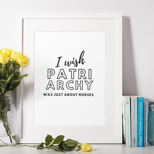Peut inclure: Une impression encadr&eacute;e blanche avec du texte noir qui dit "Je souhaite que la patriarcat ne soit que sur les chevaux".