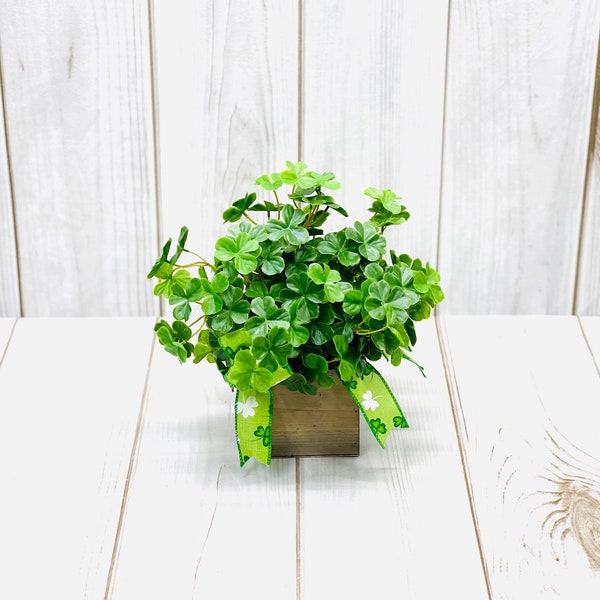 st paddys day floral centerpiece