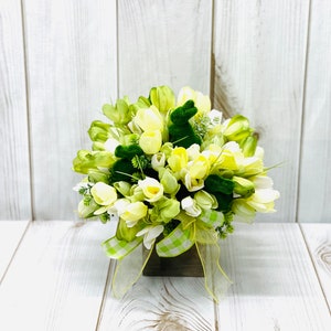 Table Centerpiece-Table Floral arrangement-Kitchen Table Decor-Tulip Centerpiece-Farmhouse Centerpiece
