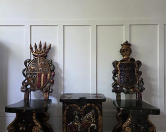 Vintage Sgabello halstoelen en ridderkist in Spaanse Revival-stijl uit het midden van de 20e eeuw van Mades - 3-delige entree set met wapenschild - jaren 60 - GRATIS VERZENDING