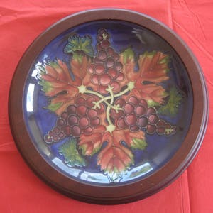 Moorcroft Plate &quot;Grapes & Vines pattern&quot;, Limited Edition of 50.