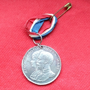 King George V & Queen Mary Silver Jubilee Medallion [A13]