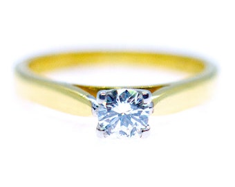 Anello solitario con diamante in oro 18 carati