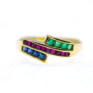 Anillo de oro de 14 quilates con rubí y zafiro esmeralda