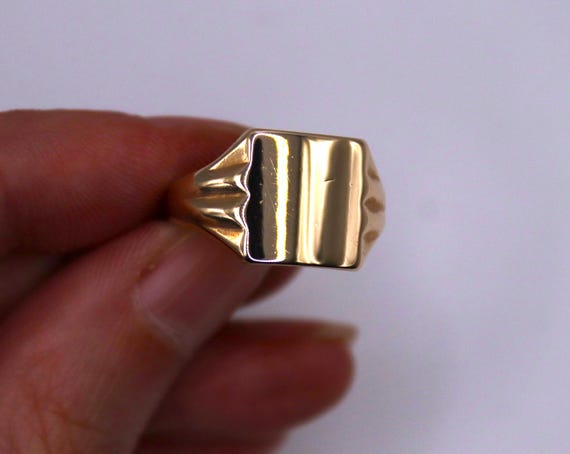 9ct Gold Rectangle Signet Ring - image 8