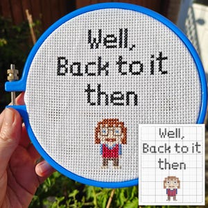 Peut inclure: Une broderie au point de croix dans un cercle bleu affiche le texte "Well, Back to it then" au-dessus d'une figurine pixélisée. Le motif est brodé sur du tissu blanc. Une version plus petite du motif est dans le coin inférieur droit.