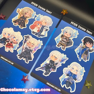 Könnte beinhalten: Zwei Stickerbögen mit Chibi-Illustrationen von Charakteren aus Final Fantasy XIV. Jeder Bogen hat einen dunkelblauen Hintergrund mit mehreren Charakterdesigns. Der Text "FFXIV Sticker Sheet" befindet sich oben auf jedem Bogen. Die Website "chocolamay.etsy.com" befindet sich unten.