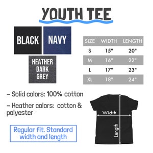 Puede incluir: Tabla de tallas para camiseta juvenil con medidas en pulgadas. La tabla muestra las tallas S, M, L y XL con las medidas de ancho y largo correspondientes. La tabla tambi&eacute;n muestra las opciones de color: negro, azul marino y gris oscuro jaspeado. El texto indica que los colores s&oacute;lidos son 100% algod&oacute;n y los colores jaspeado son una mezcla de algod&oacute;n y poli&eacute;ster.