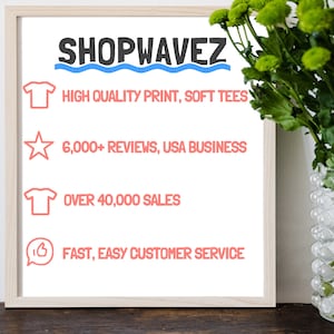 K&ouml;nnte beinhalten: Ein wei&szlig;es Schild mit dem Text "SHOPWAVEZ" in Schwarz, gefolgt von einer blauen Wellenlinie. Das Schild listet vier Vorteile des Einkaufens bei dem Unternehmen auf: hochwertiger Druck, weiche T-Shirts, &uuml;ber 6.000 Bewertungen, US-Unternehmen, &uuml;ber 40.000 Verk&auml;ufe und schneller, einfacher Kundenservice.