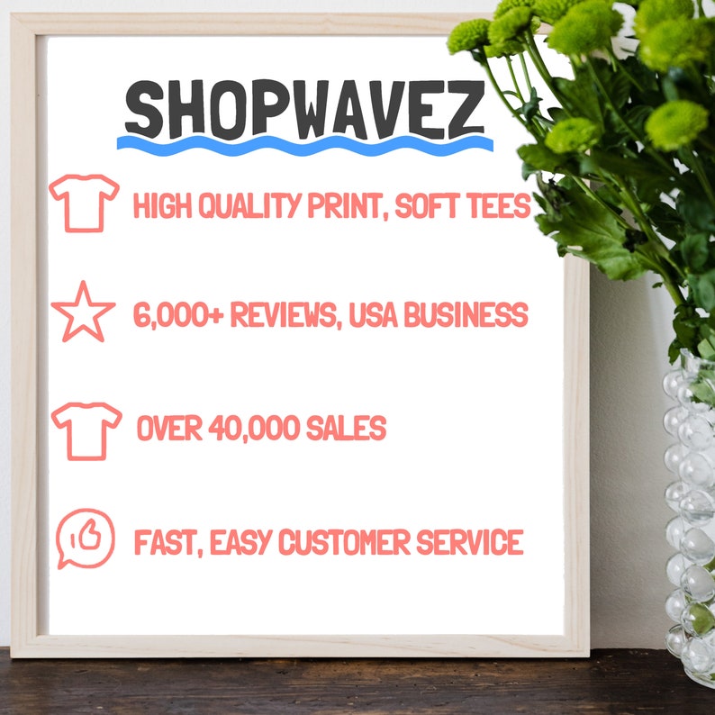 K&ouml;nnte beinhalten: Ein wei&szlig;es Schild mit dem Text "SHOPWAVEZ" in Schwarz, gefolgt von einer blauen Wellenlinie. Das Schild listet vier Vorteile des Einkaufens bei dem Unternehmen auf: hochwertiger Druck, weiche T-Shirts, &uuml;ber 6.000 Bewertungen, US-Unternehmen, &uuml;ber 40.000 Verk&auml;ufe und schneller, einfacher Kundenservice.
