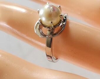 Anillo solitario vintage de Park Lane con lazo de perla de lucita en tono plateado, talla 5.5, años 70