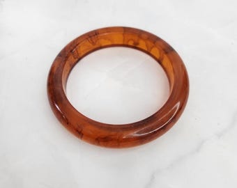 Pulsera de baquelita con cerveza de raíz vintage.