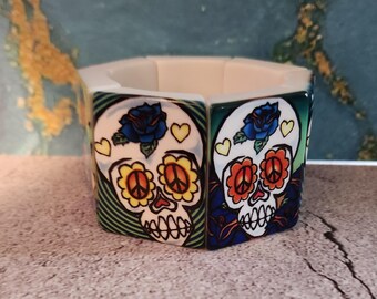 Pulsera elástica de plástico con forma de tatuaje, ancha y gruesa, con forma de corazón y un toque vanguardista.