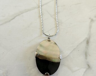Collar con colgante vintage de nácar en plata