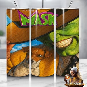 Puede incluir: Un vaso de acero inoxidable con un diseño de la película "The Mask". El diseño incluye la cara verde de la Máscara, la palabra "MASK" en verde y morado, y un perro. El vaso tiene una pajita plateada y una tapa negra.