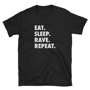 Puede incluir: Camiseta negra con texto blanco que dice "Eat. Sleep. Rave. Repeat."
