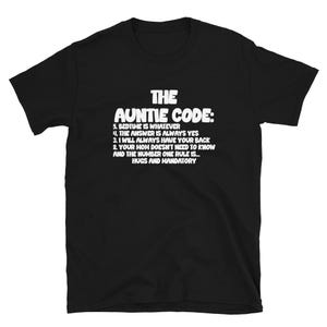 Puede incluir: Camiseta negra con el texto "THE AUNTIE CODE" en blanco, que enumera reglas como "La hora de dormir es lo que sea" y "Abrazos y obligatorio". La camiseta es de cuello redondo y manga corta.