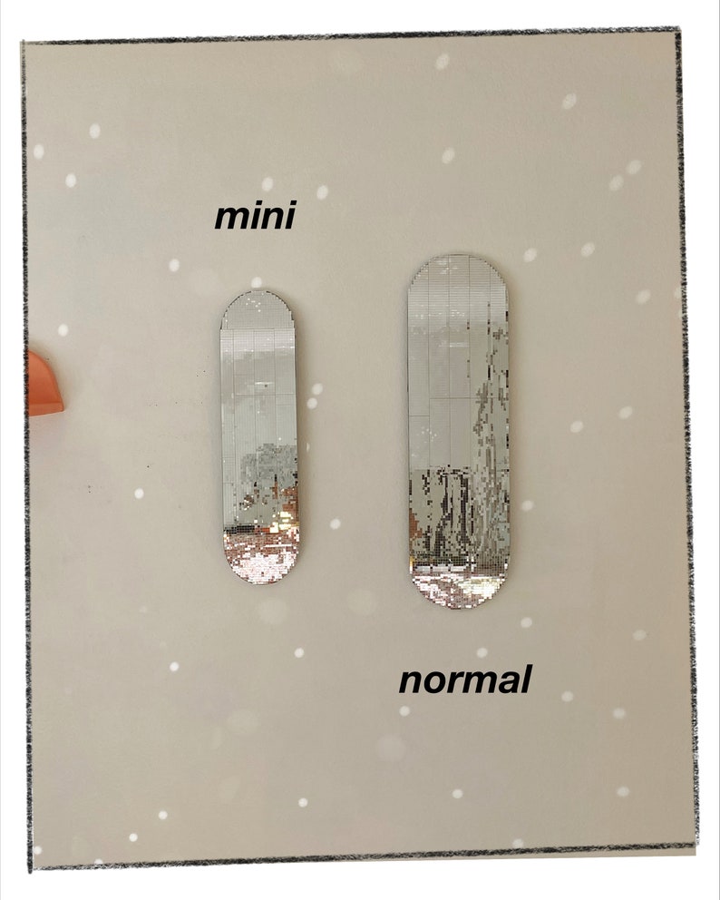 Puede incluir: Dos espejos de mosaico plateado, uno etiquetado como "mini" y el otro como "normal".