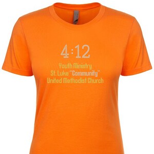 Peut inclure: T-shirt orange avec le texte "4:12 Youth Ministry St. Luke "Community" United Methodist Church" en lettres blanches et jaunes.