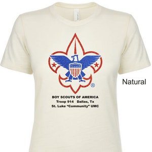 Könnte beinhalten: Ein weißes T-Shirt mit einem rot-weiß-blauen Boy Scouts of America Logo. Der Text "Troop 914 Dallas, Tx St. Luke "Community" UMC" ist unter dem Logo aufgedruckt.