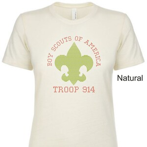 Könnte beinhalten: Ein weißes T-Shirt mit einem gestickten Boy Scouts of America Logo in Grün und Rot und dem Text "TROOP 914".