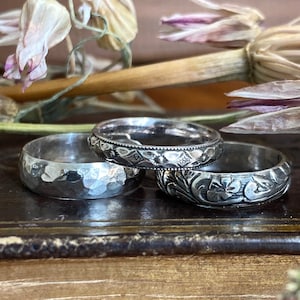 Set di anelli impilabili in argento sterling floreale fantasia di 3