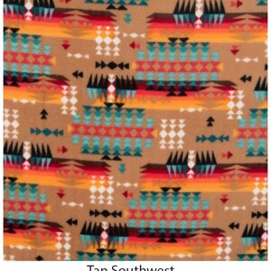 Puede incluir: Tela de color canela con un patr&oacute;n geom&eacute;trico de inspiraci&oacute;n suroeste que presenta tri&aacute;ngulos y diamantes negros, rojos, naranjas, amarillos, azul verdoso y blancos.