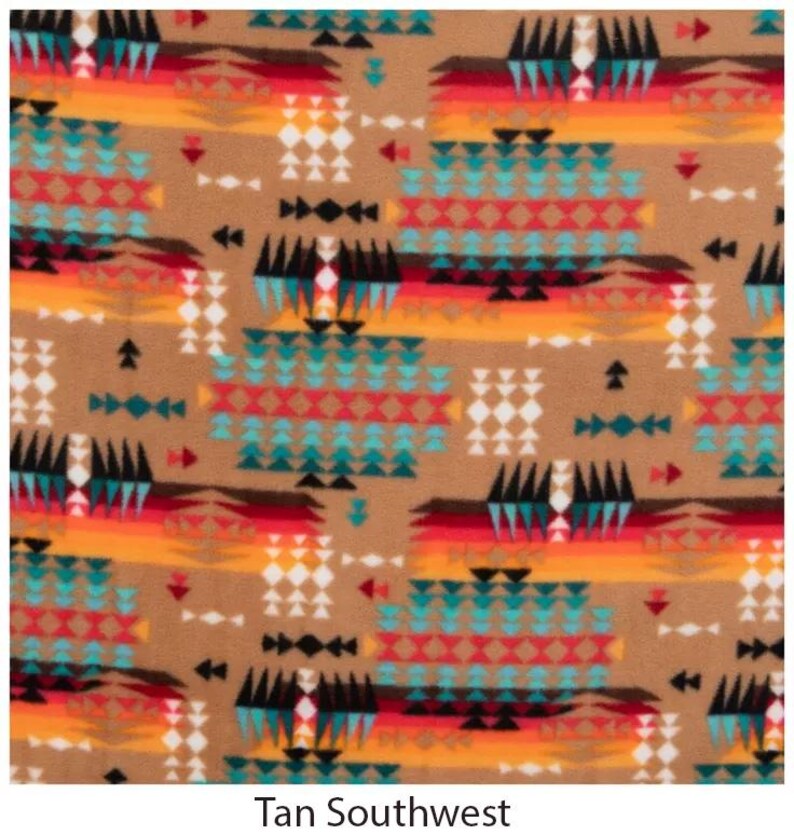 Puede incluir: Tela de color canela con un patr&oacute;n geom&eacute;trico de inspiraci&oacute;n suroeste que presenta tri&aacute;ngulos y diamantes negros, rojos, naranjas, amarillos, azul verdoso y blancos.