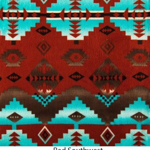 Puede incluir: Tela de patr&oacute;n geom&eacute;trico rojo, turquesa y marr&oacute;n con un dise&ntilde;o del suroeste. La tela tiene una textura suave y peluda.