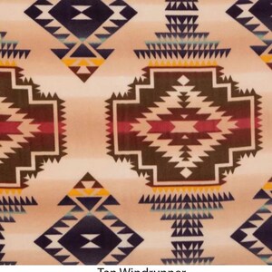 Puede incluir: Manta de forro polar con estampado marr&oacute;n y beige con un dise&ntilde;o geom&eacute;trico. La manta tiene un fondo beige con formas geom&eacute;tricas marrones, rojas y azules. El texto "Tan Windrunner" est&aacute; en la parte inferior de la imagen.