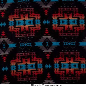 Puede incluir: Tela de patr&oacute;n geom&eacute;trico negro y rojo con acentos azules y grises. La tela tiene un estilo del suroeste.