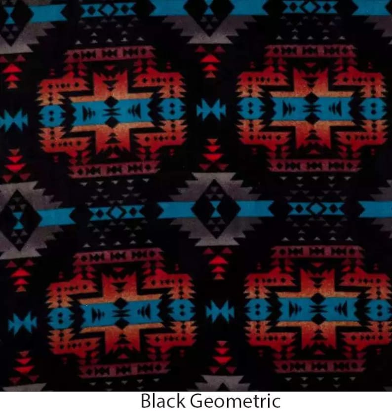 Puede incluir: Tela de patr&oacute;n geom&eacute;trico negro y rojo con acentos azules y grises. La tela tiene un estilo del suroeste.