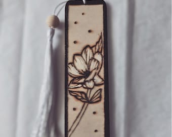 Zakładka do książki z motywem kwiatowym, wypalana w drewnie – wyprodukowano w Kanadzie – pirografia, sztuka księżycowa (12 x 3,2 cm)