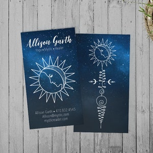 Puede incluir: Dos tarjetas de visita con un fondo de cielo estrellado azul. La primera tarjeta tiene un diseño blanco de sol y luna con el texto "Allison Garth Yoga • Mystic • Healer" e información de contacto. La segunda tarjeta tiene un diseño estilizado blanco de un sol, una luna y otros símbolos.