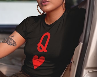T-shirt Queen of Hearts Playing Card, T-shirt Red Poker Card, T-shirt Da Gioco, Sostenibile, Unisex