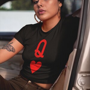 Queen of Hearts Jugando camiseta de cartas, camiseta de tarjeta de poker roja, camiseta de cartas de juego, sostenible, unisex