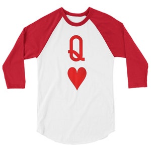 Op de afbeelding: Een wit en rood baseballshirt met een rode hartenkoningin speelkaart afbeelding op de voorkant.