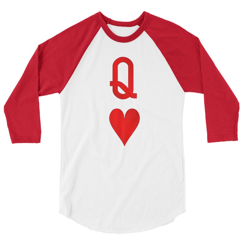 Op de afbeelding: Een wit en rood baseballshirt met een rode hartenkoningin speelkaart afbeelding op de voorkant.