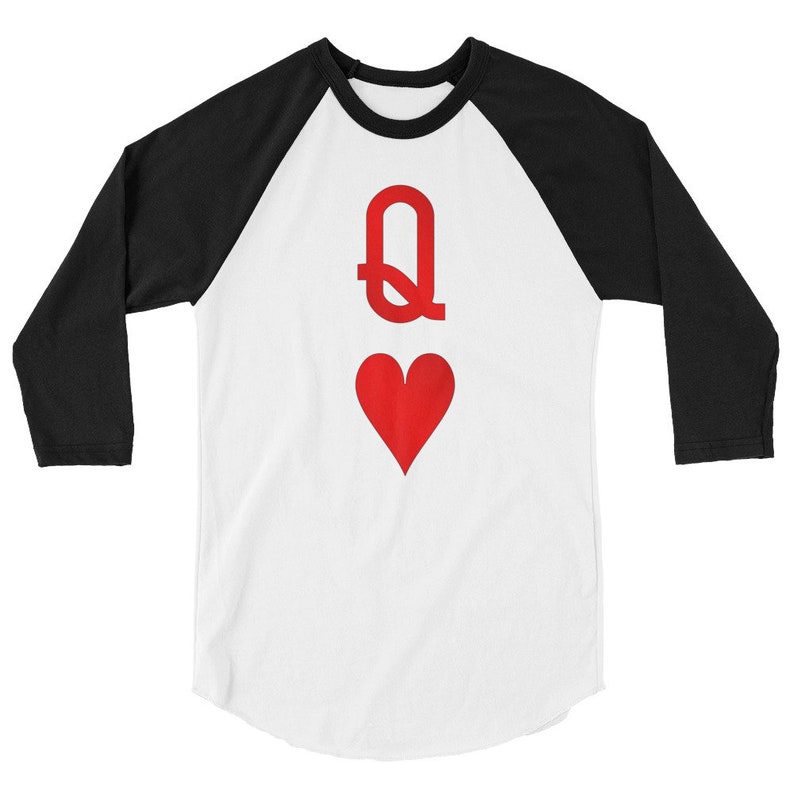 Op de afbeelding: Een wit en zwart baseballshirt met een rood hart en de letter Q erop gedrukt.