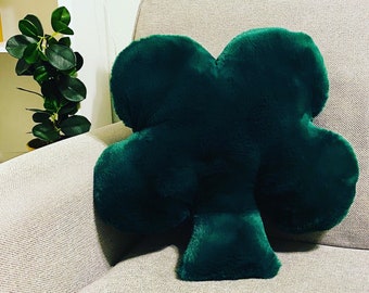 Shamrock Pillow, Emerald Green 4 leaf clover pillow. Green Saint Patrick’s day decor, green decor. St Patrick’s day gift.