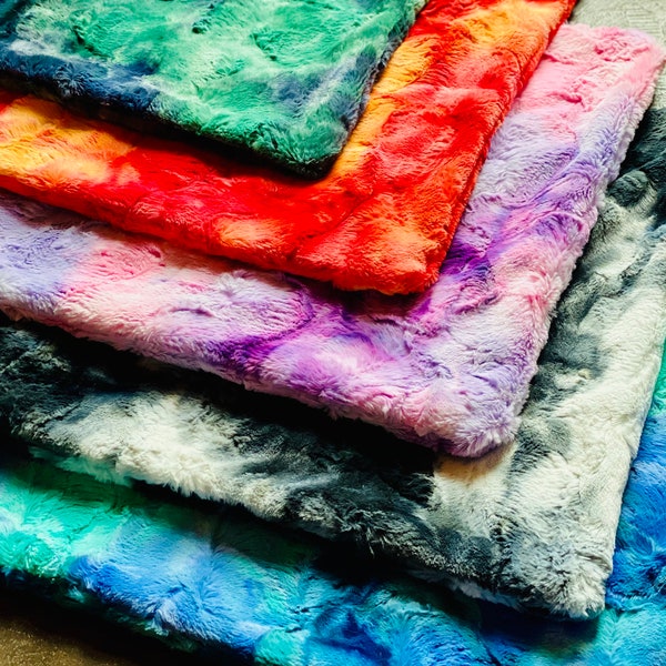 Handmade Tie-Dyed Minky Pillowcases with Zipper Closure - Available in All Sizes or Customized Dimensions for Ultimate Comfort and Style.