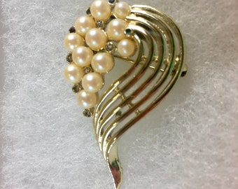 Pearl and Diamond Broach  - Vintage Imitation Pearl Studded Broach