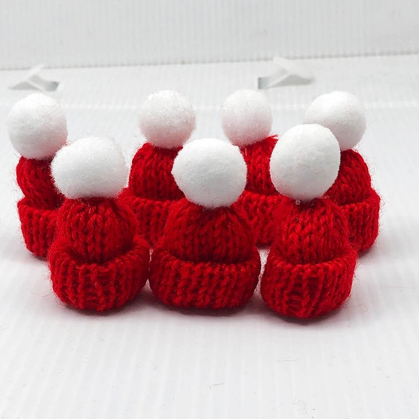 20 Stück rote Mütze mit weißem Ball Wollgarn Stricken Mini Hüte DIY Fertigkeit Kopfbedeckung Kleidungsstück Puppe Spielzeug Dekor Kind Scrapbooking Kunst nette kleine Kappen
