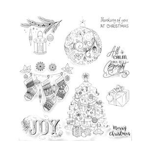 Puede incluir: Un conjunto de sellos de goma de Navidad en blanco y negro. Los sellos representan un árbol de Navidad, adornos, calcetines, una linterna, una caja de regalo y las palabras "Thinking of you at Christmas", "All is calm, all is bright", "Joy" y "Merry Christmas".