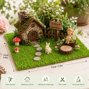 Puede incluir: Un jardín de hadas en miniatura sobre una base verde de 15 cm por 15 cm que incluye una casita de piedra con chimenea, un letrero de madera con el texto Fairy Garden, una figura de hada sentada, un conejo blanco, dos setas rojas y un sendero.