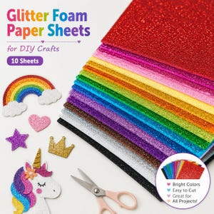 Könnte beinhalten: Ein Stapel bunter Glitzer-Schaumstoffpapierbögen mit dem Text "Glitter Foam Paper Sheets for DIY Crafts 10 Sheets". Das Bild zeigt auch einen Regenbogen, ein Herz, einen Stern, eine Krone und Einhörner sowie eine Schere.