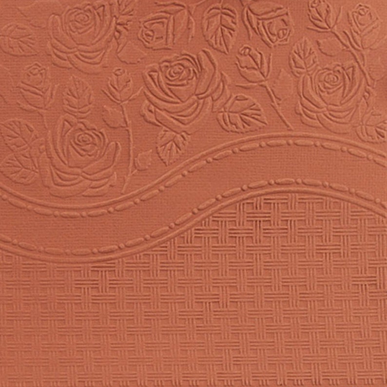 Op de afbeelding: Vierkant terracotta-kleurig papier met een reli&euml;f bloemenontwerp. Het bovenste gedeelte heeft rozen en bladeren, terwijl de onderkant een geweven mandpatroon heeft. Een decoratieve rand scheidt de twee secties.
