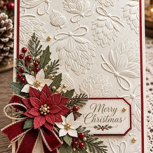 Puede incluir: Una tarjeta de felicitación rectangular con un fondo crema en relieve con patrones de piñas. La esquina inferior izquierda está decorada con una flor de pascua roja grande, flores de pascua blancas, follaje verde, bayas rojas y un lazo de terciopelo rojo. Una etiqueta dice Merry Christmas.