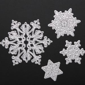 4 Stück Schneeflocke Metallstanzen für DIY Scrapbooking Grußkarte, der Schablone Kohlenstoffstahl stanzen