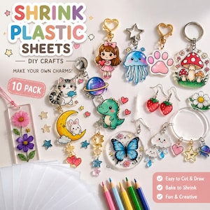 Puede incluir: Una colección de láminas de plástico retráctil de colores para manualidades DIY. La imagen muestra varios diseños de amuletos, incluyendo un gato, un dinosaurio, una mariposa y una seta. El texto en la imagen dice "SHRINK PLASTIC SHEETS" y "MAKE YOUR OWN CHARMS!"